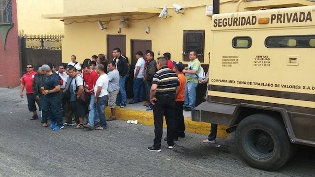 Custodios se manifiestan contra levantamiento de custodio de Cometra en Chilpancingo