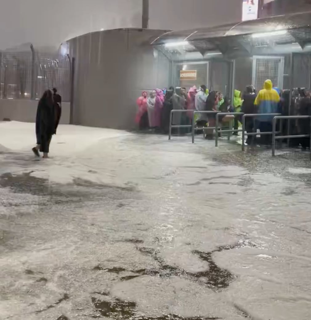 Una fuerte tormenta con granizo azotó la alcaldía Iztacalco causando afectaciones en vías como el Eje 5 oriente.