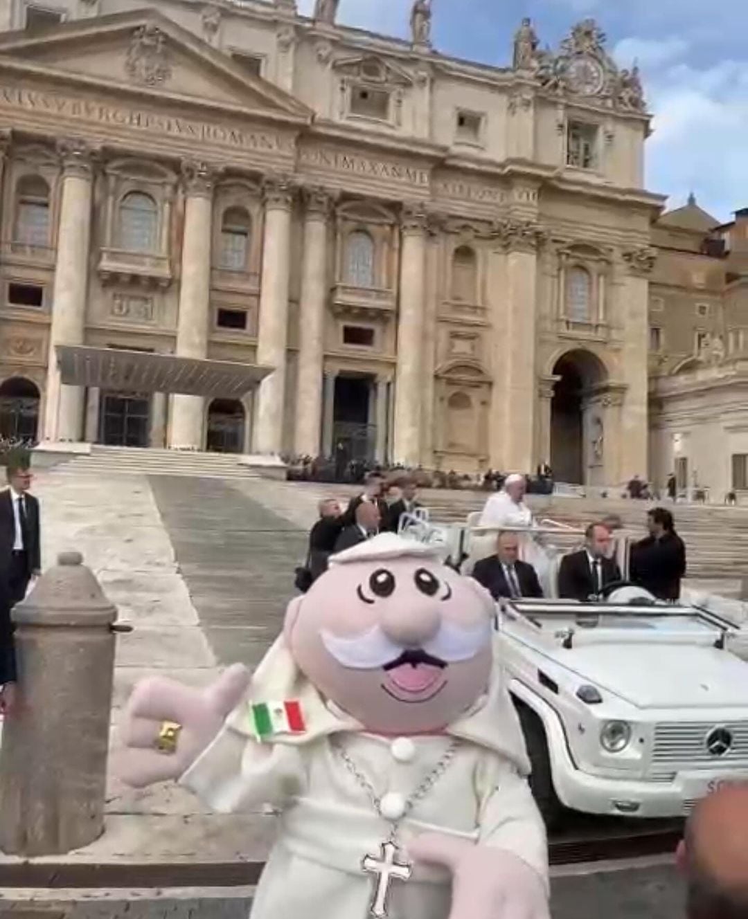 Le aventaron un Dr. Simi al Papa Francisco