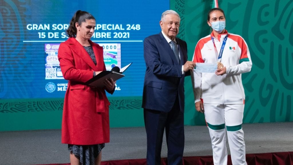 AMLO premia a medallistas olímpicos en Palacio Nacional