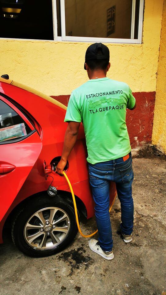 Robo en el estacionamiento del restaurante Tlaquepaque