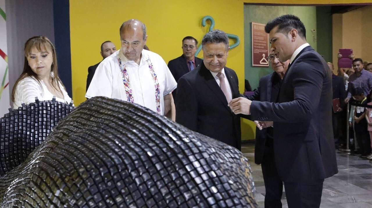 Julio Menchaca conoce a Cyber-Dino en el Museo del Rehilete de Pachuca