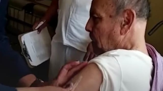 Adulto mayor recibe vacuna Covid-19