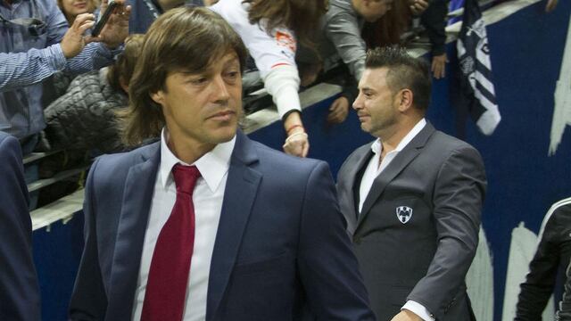 Almeyda y Mohamed previo a un partido de Liga MX.