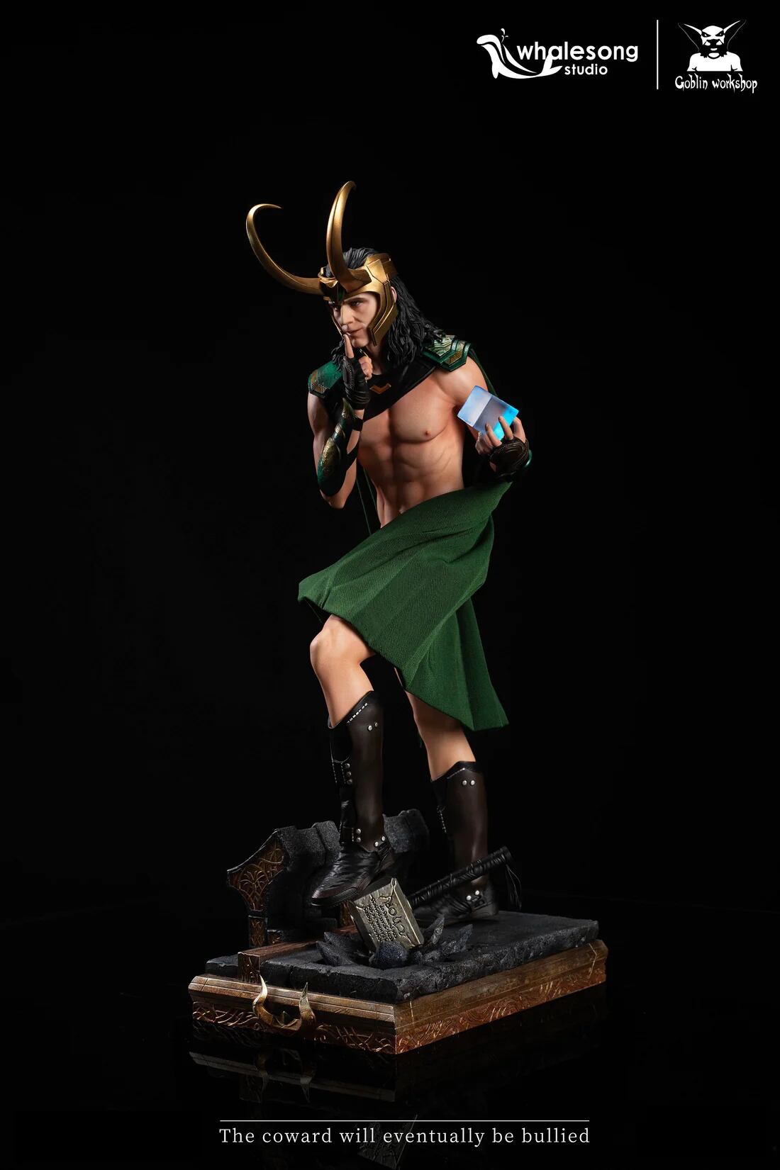 Figura de Loki desnudo