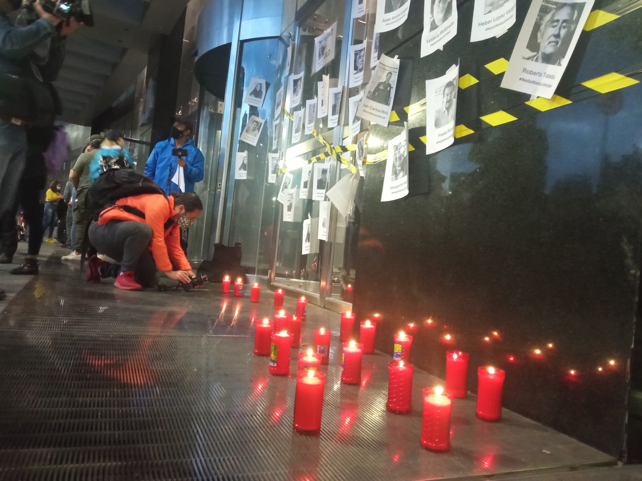 Periodistas colocan velas, fotos y flores en instalaciones de la FGR