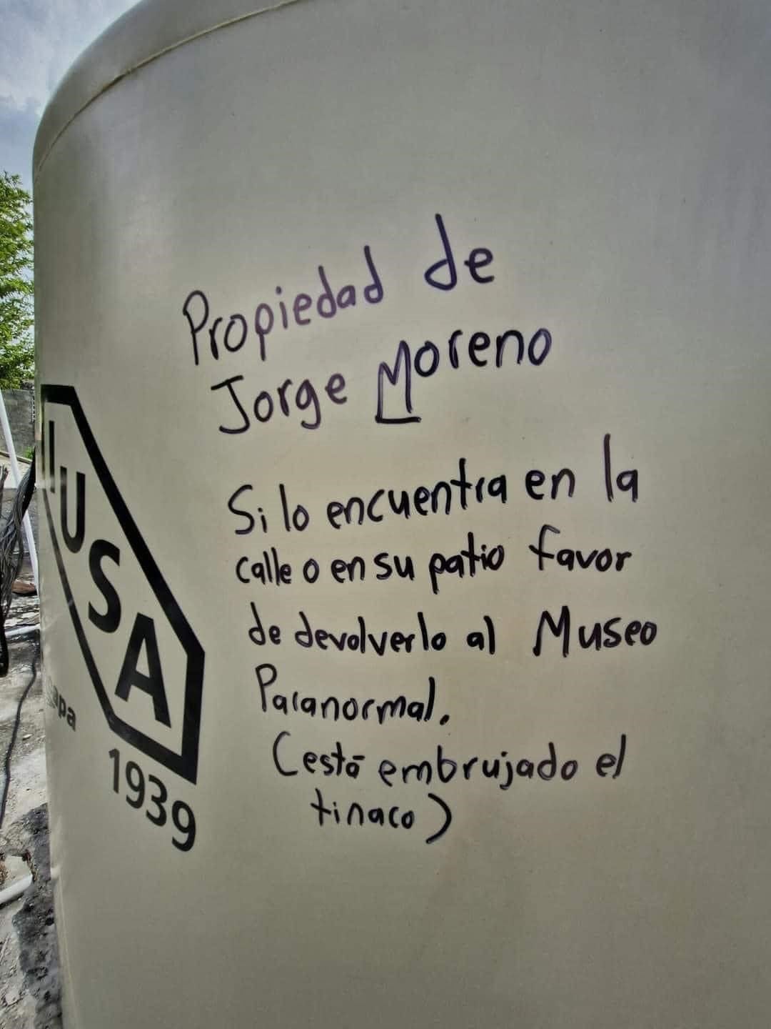 Memes de tinacos amarrados y con nombre del dueño inundan X