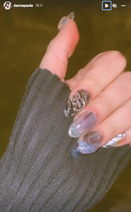 Danna Paola presume su nuevo diseño de uñas