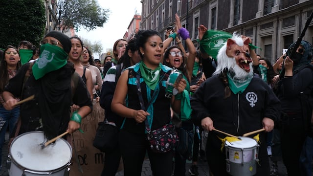 CIUDAD DE MÉXICO, 28SEPTIEMBRE2019.- Mujeres de diferentes organizaciones civiles encabezaron la "Marcha Pañuelazo", en la que exigieron a las autoridades la legalización del aborto en la capital. La manifestación inició en el Monumento a la Madre y finalizó en el Zócalo capitalino. 
FOTO:GRACIELA LÓPEZ /CUARTOSCURO.COM