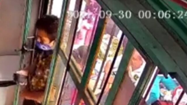 Hombre eyacula sobre ropa de una mujer