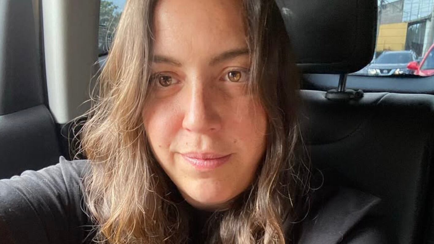 ¿Quién es Isabel Fernández, la standupera que golpeó a Bárbara de Regil y acabó moreteada?