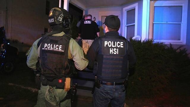 Agente de la ICE. Deportación.