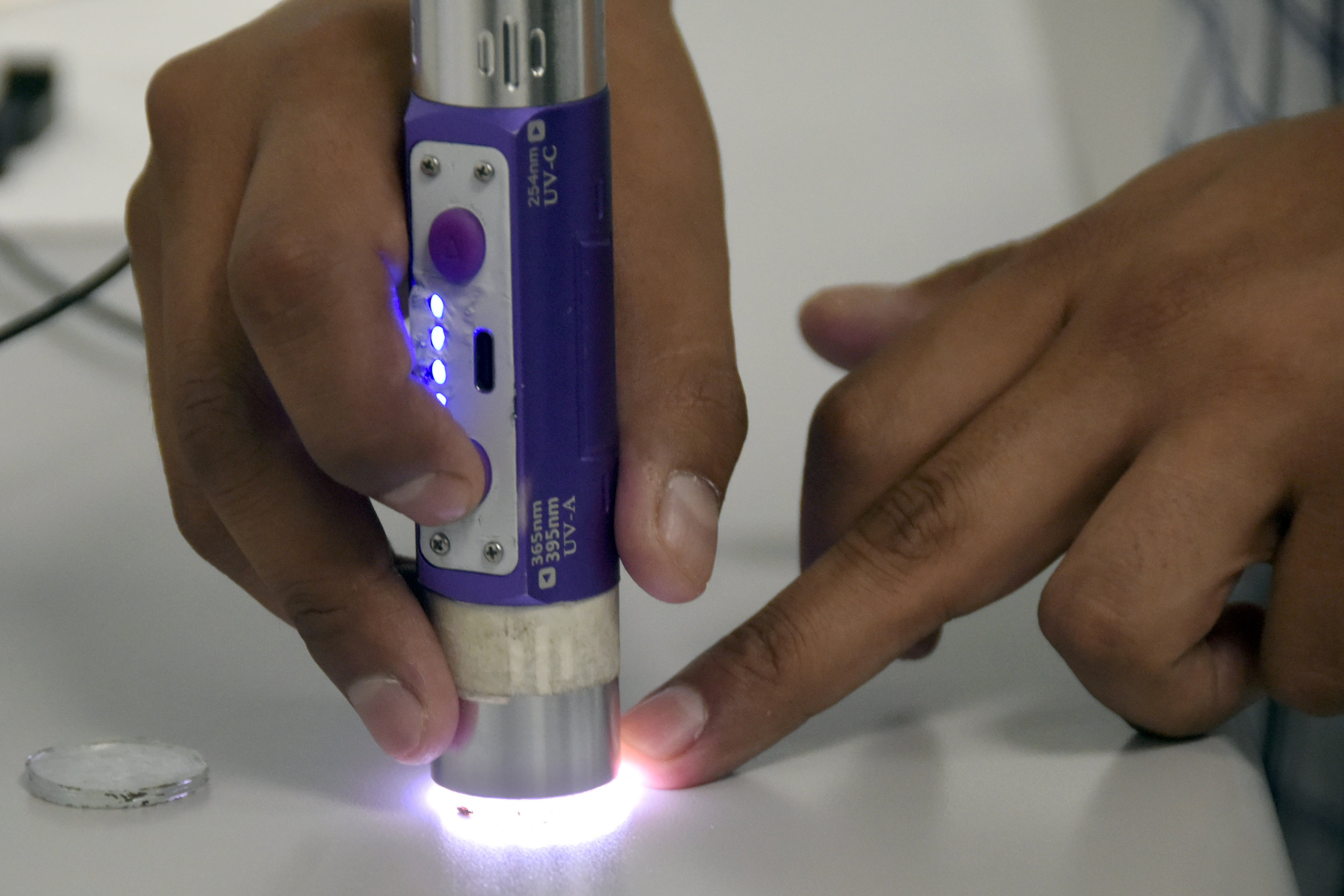 Omar Soriano Romero recibe premio por su investigación en materiales y optoelectrónica