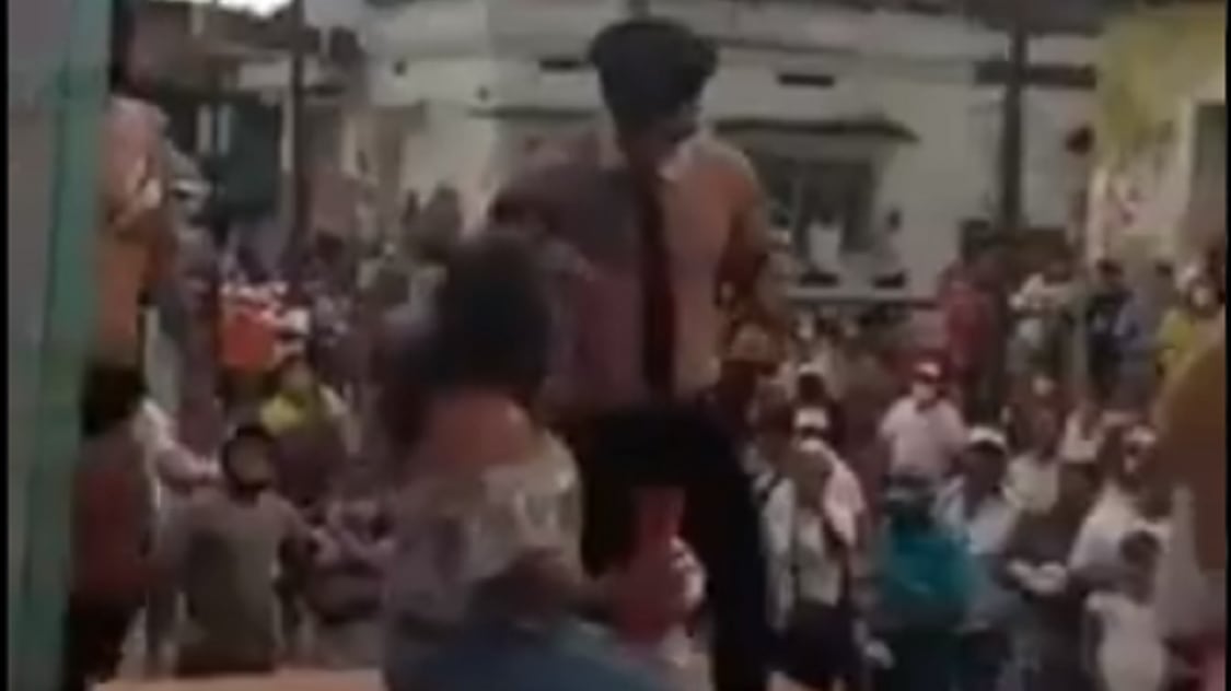 Candidato en Chiapas inicia su campaña con strippers (VIDEO)