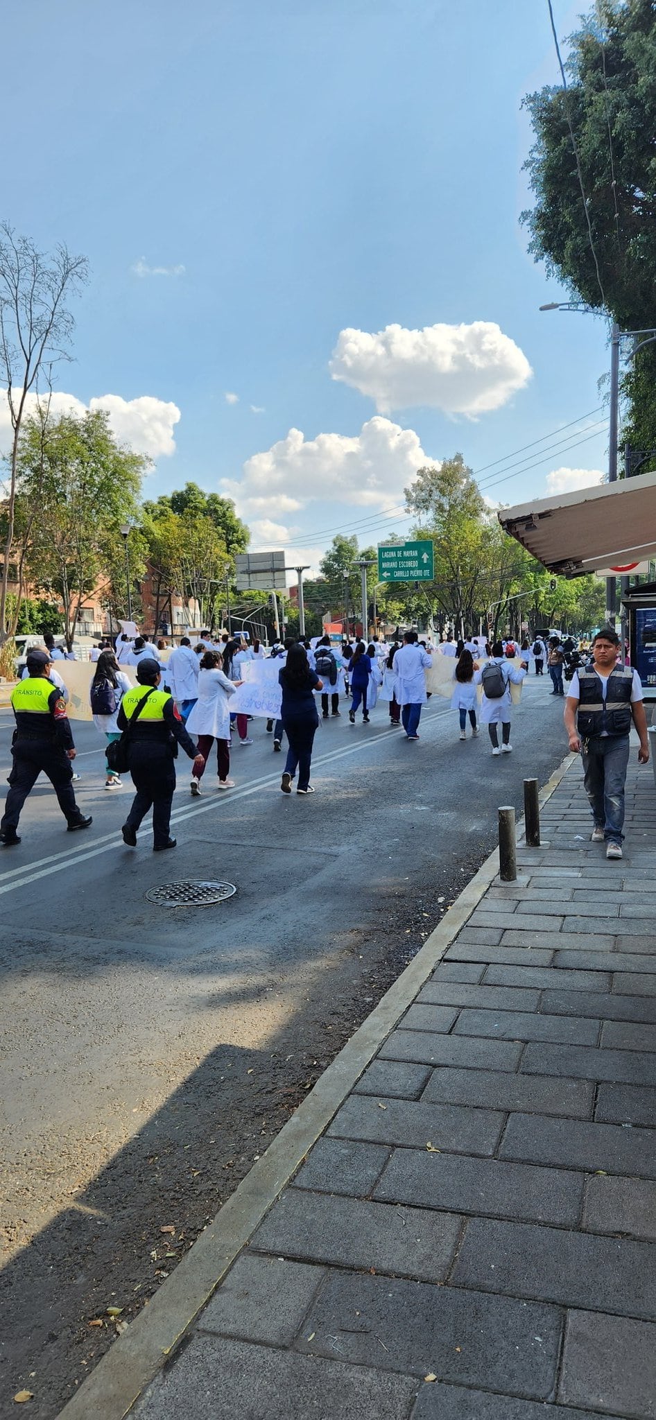 Médicos residentes de Pemex marchan