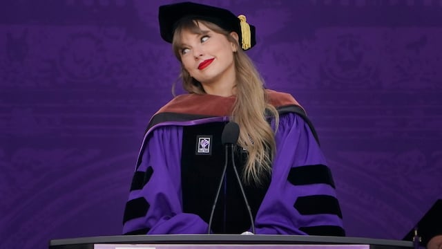 Taylor Swift habla en la ceremonia de graduación de la Universidad de Nueva York en el Yankee Stadium, el miércoles 18 de mayo de 2022