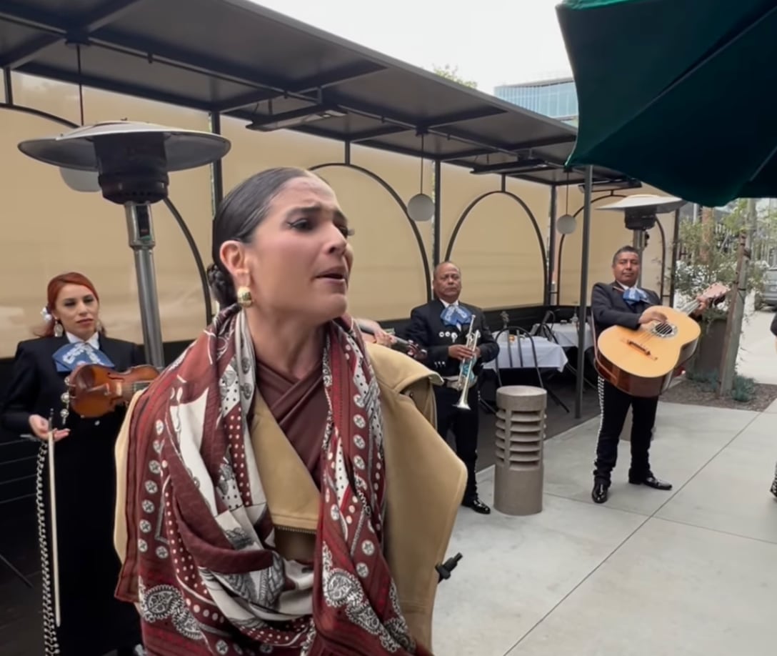 Natalia Jiménez lleva serenata al restaurante que la discriminó por hablar español