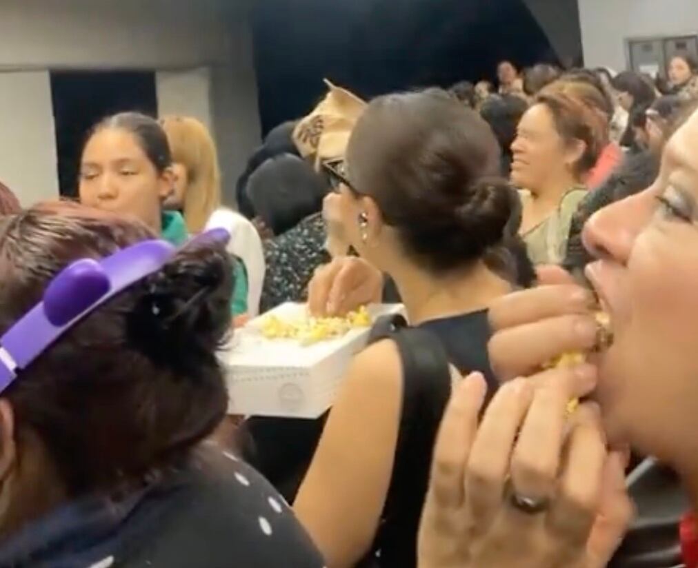 Usuarias del Metro CDMX disfrutan palomitas que les regaló una mujer