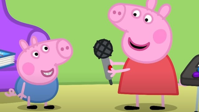 Peppa Pig y George juegan con un micrófono divertido