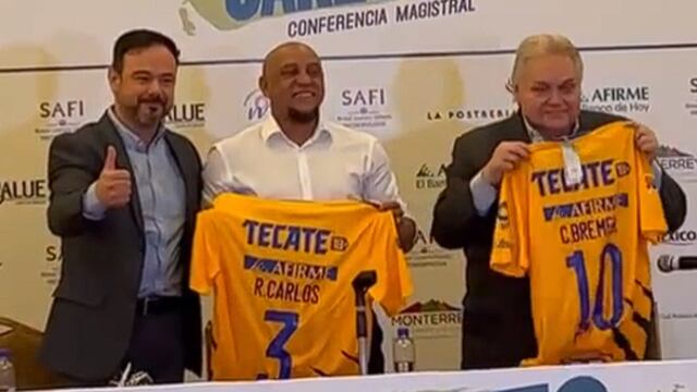 Roberto Carlos posa con la playera del Club Tigres