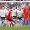 Mikkel Damsgaard marca espectacular gol de tiro libre en las semifinales de la UEFA Euro 2021