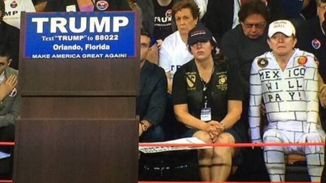 Hombre se disfraza del muro de Trump