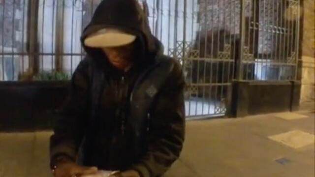 Regala comida a personas en situación de calle