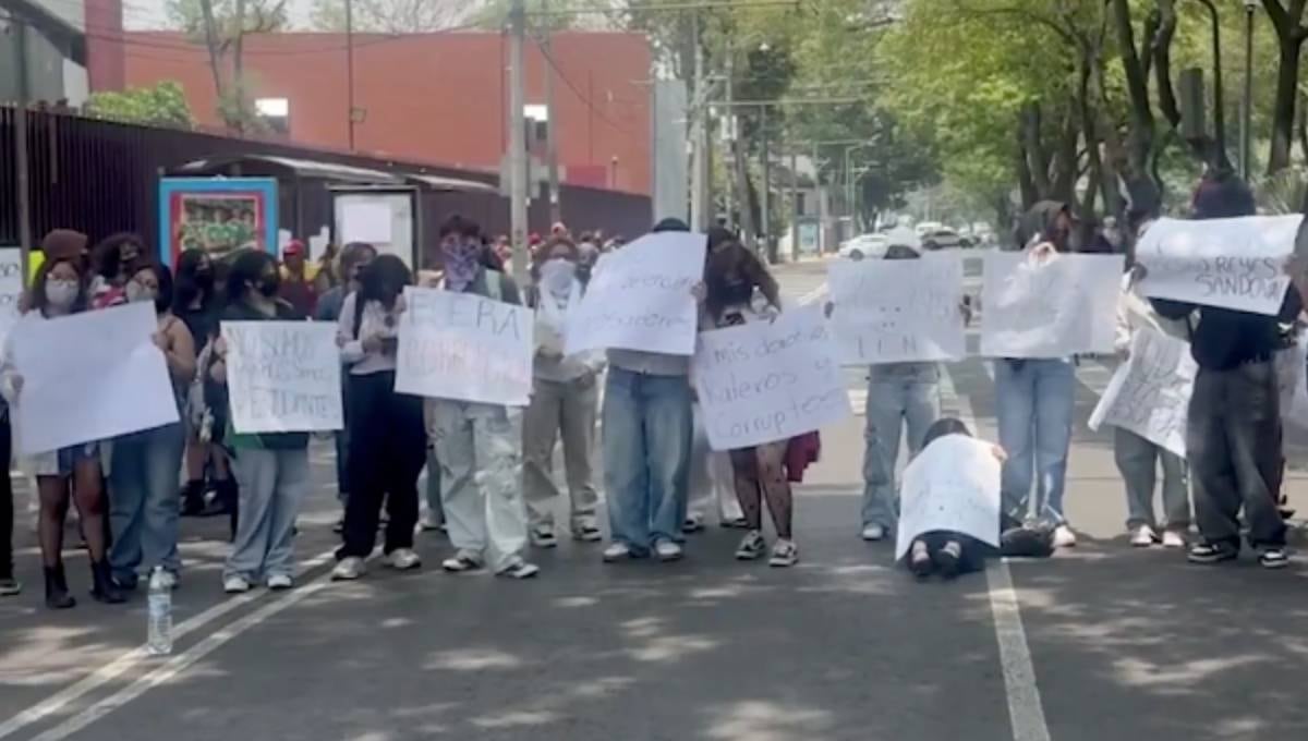 Protesta de alumnos del IPN; exigen destitución del director