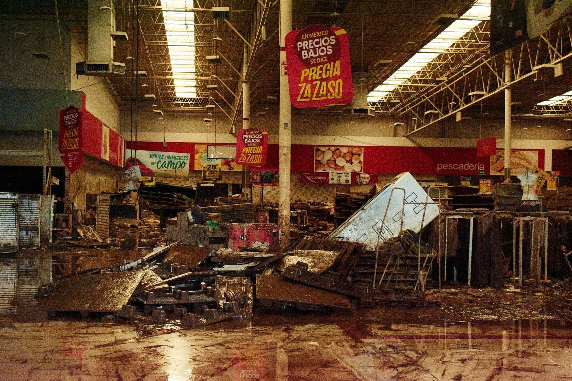 Supermercado afectado en Poza Rica, Veracruz, por el Río Cazones.