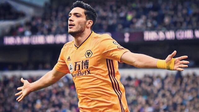 Raúl festeja un gol con los Wolves