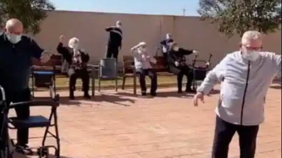 Covid-19: Celebran bailando haberse vacunado