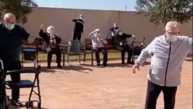 Ancianos bailando