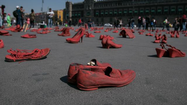 Protesta contra feminicidio en Zócalo.