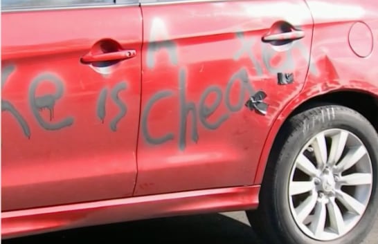 Carro rayado con mensaje para 'Mike'