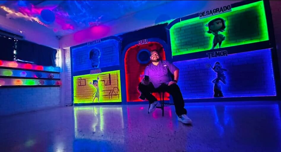 Carlos Rodríguez, El Profe Chido se inspira en la película Intensamente 2 para decorar el salón de clases