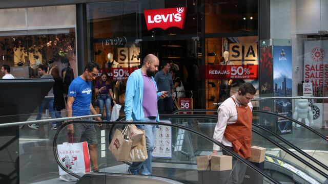 Personas dentro de un supermercado en la CDMX