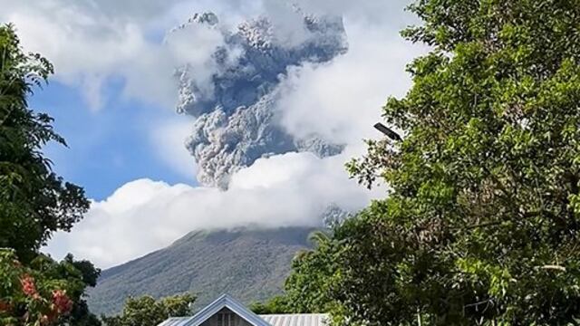 Volcán Kanlaon en erupción
