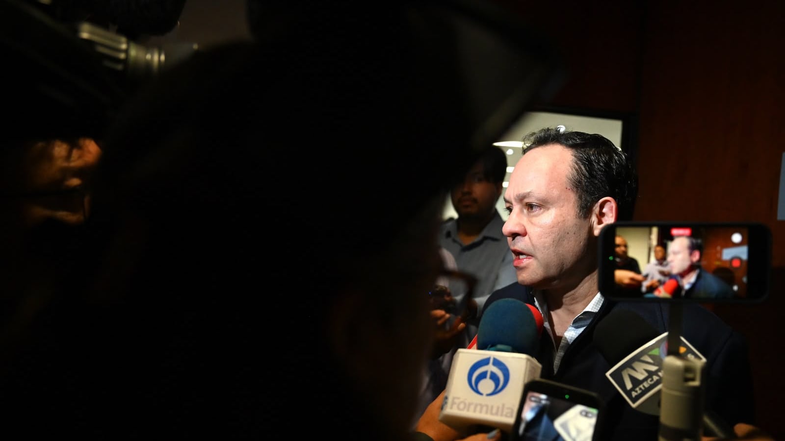 Clemente Castañeda condena violencia en el Congreso y pide diálogo político