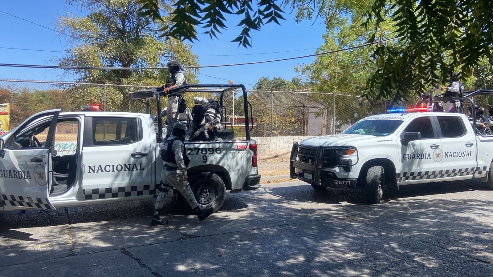 Culiacán hoy 27 de marzo 2025: Enfrentamiento en colonia Lázaro Cárdenas deja vehículos incendiados y heridos