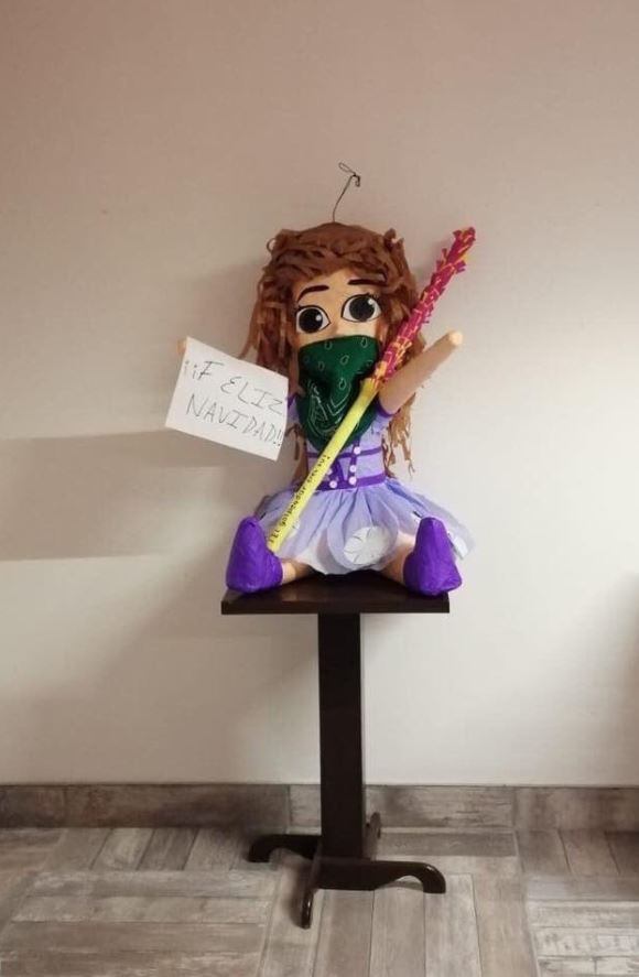 La foto de la piñata feminista que se compartió por WhatsApp.