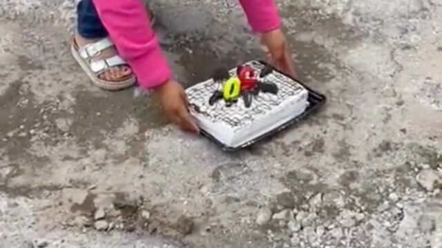 Bache en Pachuca cumple 20 años y le llevan pastel.