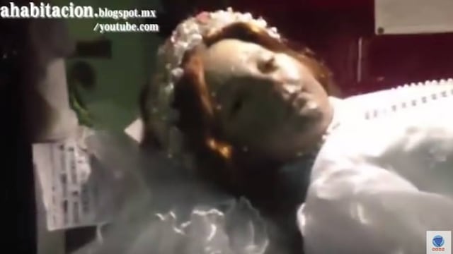 Niña mártir abre los ojos.