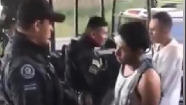 Policías de Celaya humillan y golpean a dos hombres