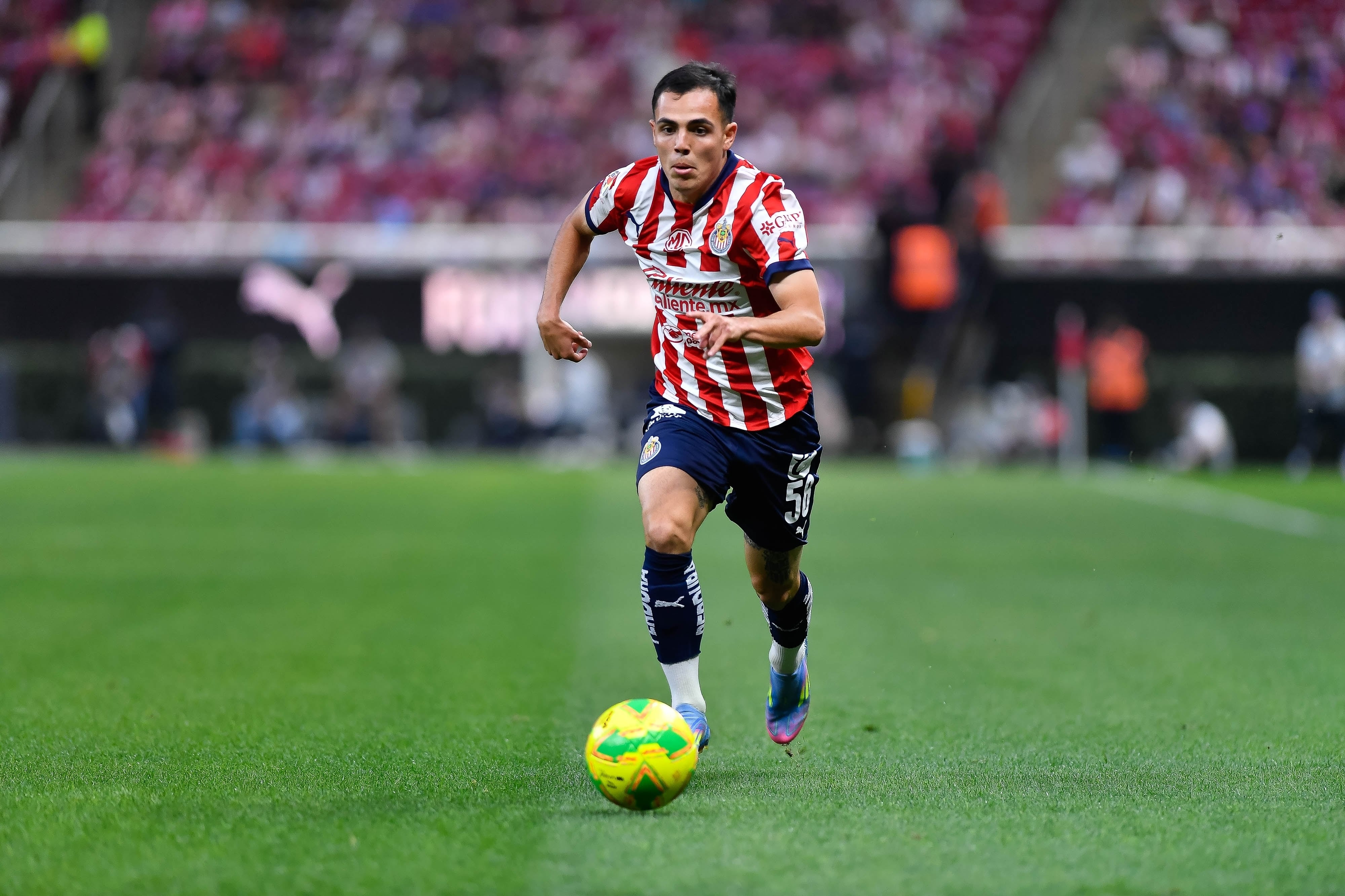 Hugo Camberos hereda el 14 de Chicharito en Chivas, dorsal histórico del Rebaño.