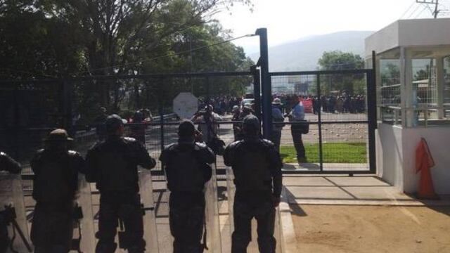 Protestas de Sección 22 afuera del Aeropuerto.
