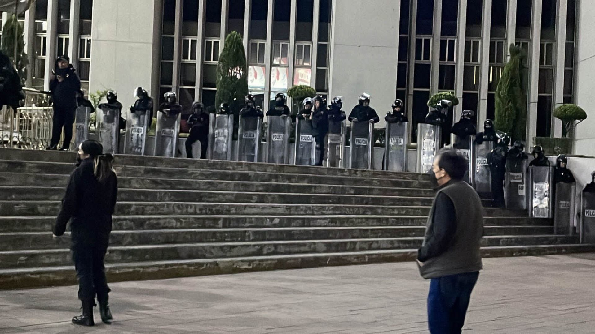 Policías afuera de las oficinas de la alcaldía Cuauhtémoc