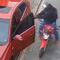 VIDEO: Ladrón asesina a automovilista pese a que le entregó sus pertenencias