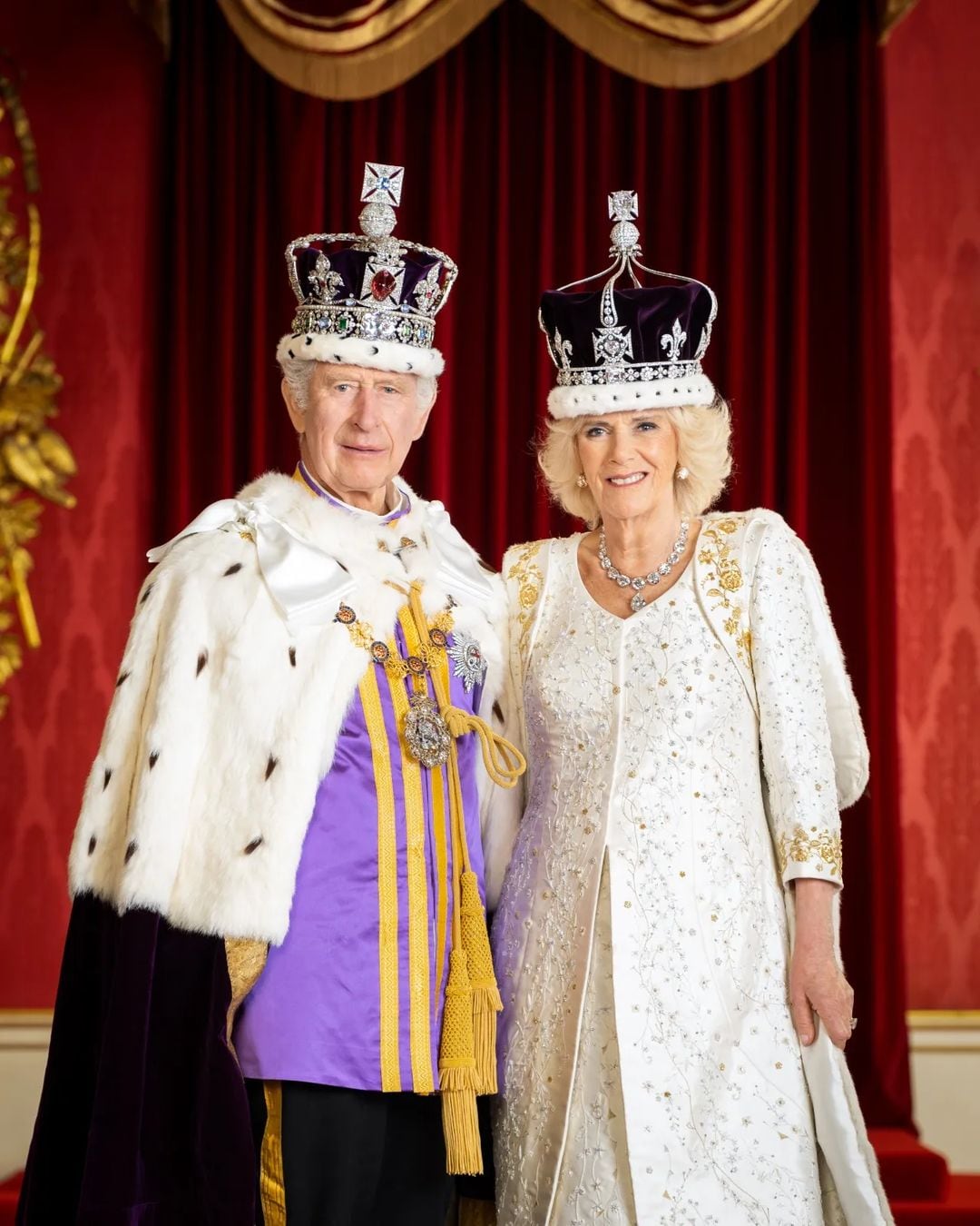 El rey Carlos III ya tiene foto oficial, pero falta su propio hijo: el príncipe Harry