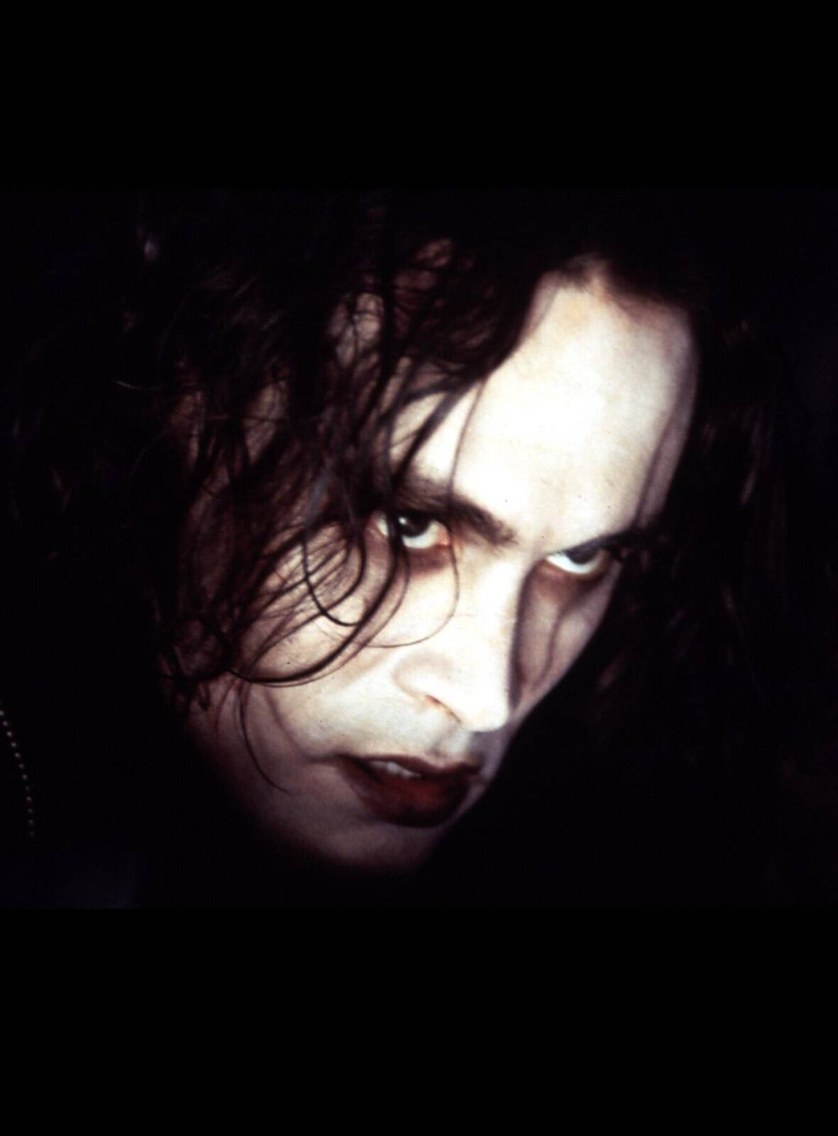 Así se ve Bill Skarsgård en la primera foto como The Crow, película remake de la original de 1994