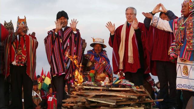Morales destaca por ser el primer presidente indígena, llegó al poder de los cocaleros y recientemente admitió que no terminó el bachillerato.
